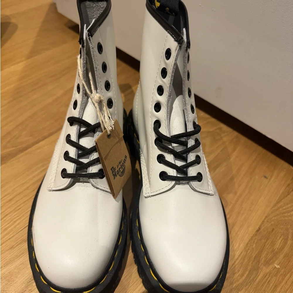 Dr. Martens White Leather Boots with Black Laces NWT EU 41/US 9 - Picture 1 of 4